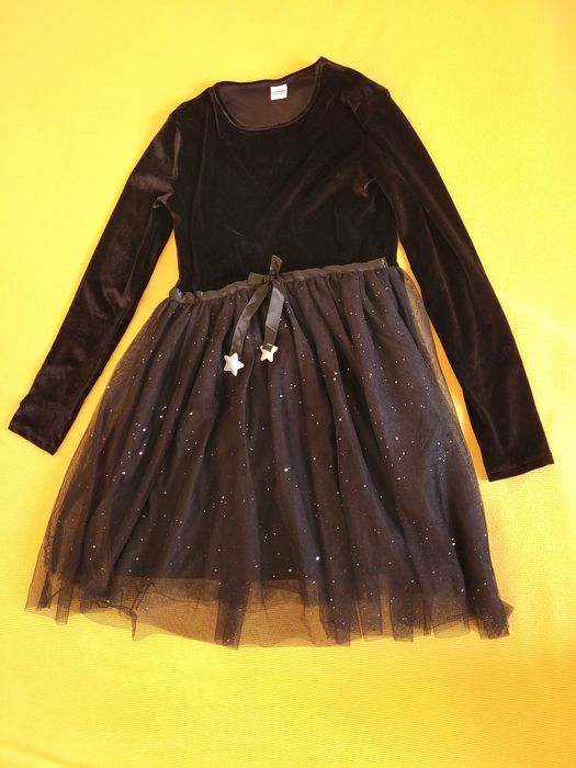 Vand doua rochite marca Waikiki si Smyk