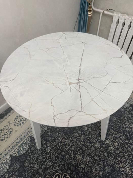Современный стол в белом цвете с мраморным рисунком