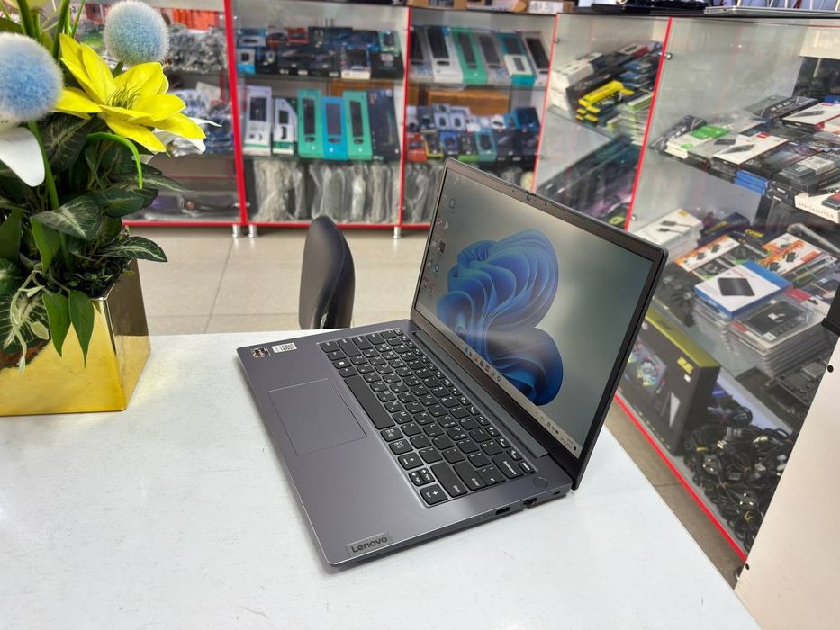 Lenovo ryzen 5-7520U 14 FHD IPS ddr5 8/256 SSD Holati ideal