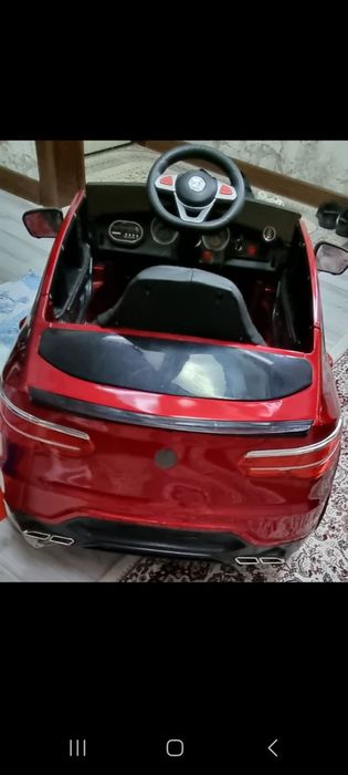 Детская машина на пульт управлении, почти новая,горят фары,мелодия