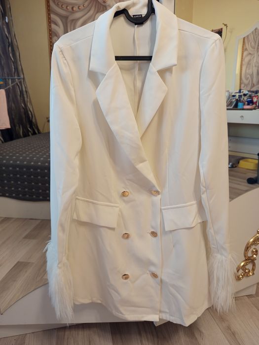 Бял блейзър с пера