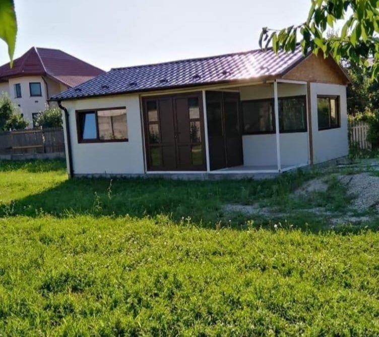 Vând casa pe structură metalică și învelite cu panouri sandwich