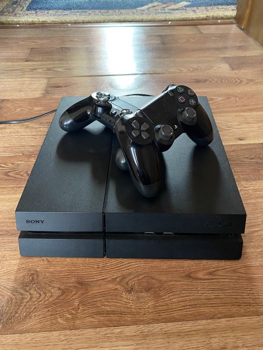 продаю playstation 4, в хорошем состоянии, с играми в комплекте.