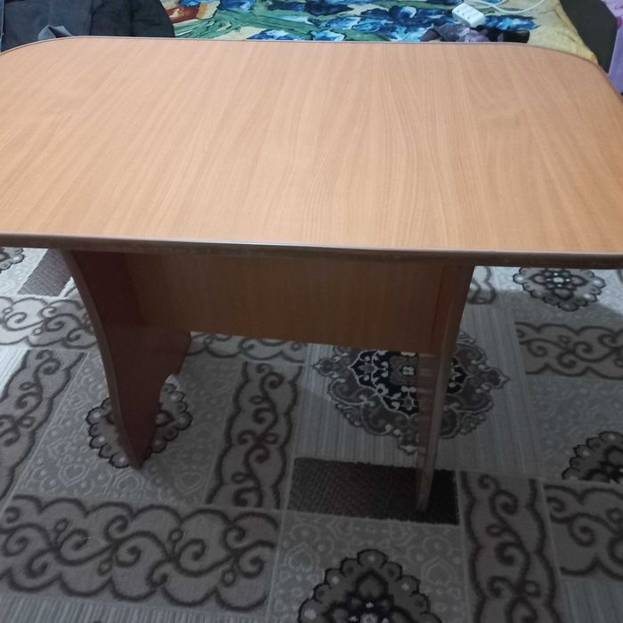 Продам стол средий размер