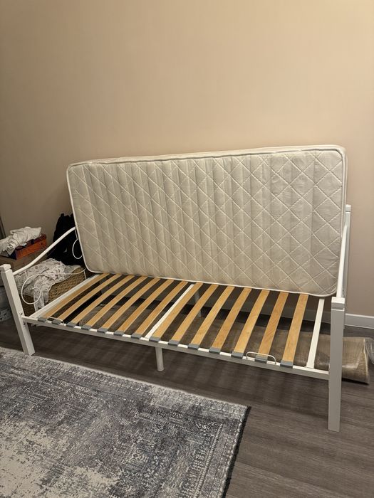 Продам кровать с матрасом в идеальном состоянии .