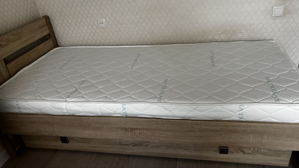 Кровать с матрасом