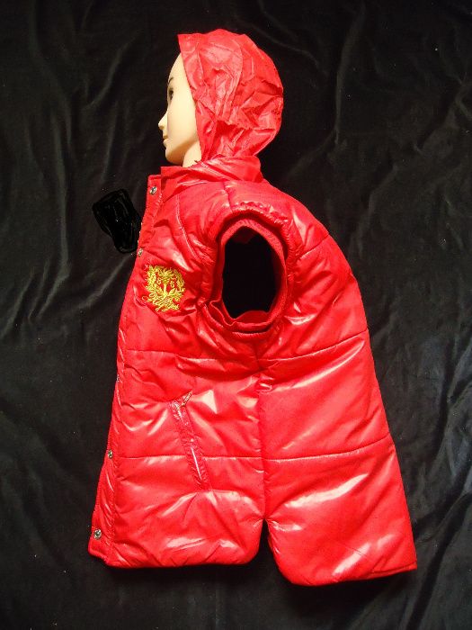 Vesta rosie L barbati gluga retractabila in guler 3 buzunare