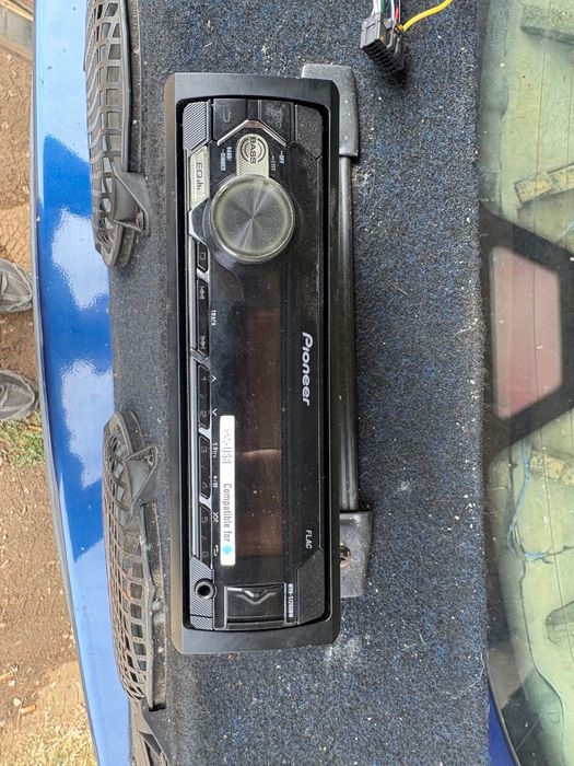 Продавам бас каса с радио Pioneer