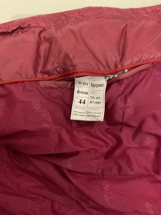 Пуховик цвета фукси с капюшоном