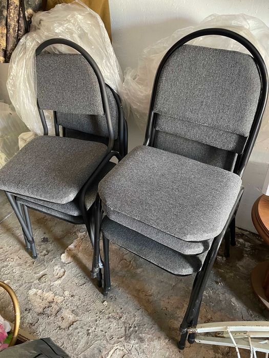 Офисный стол с тумбами и стулья