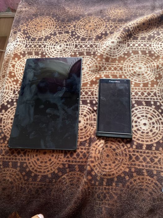 Vand o tableta samsung si un telefon BlackBerry de piese
