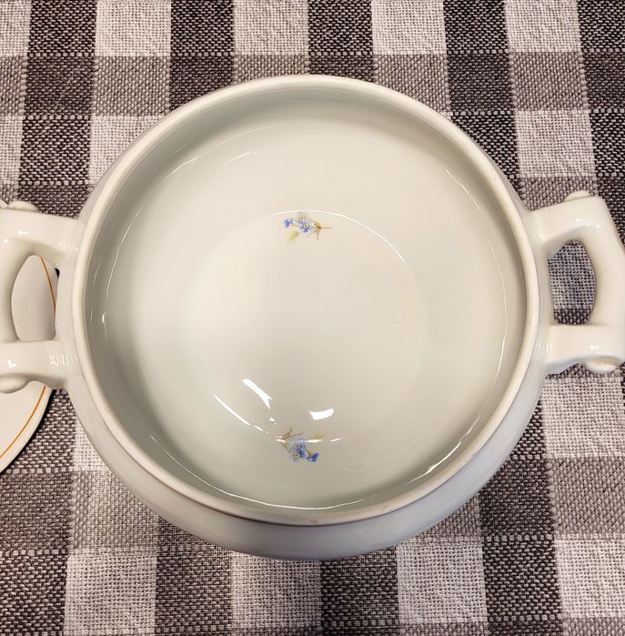 Порцеланов супник с капак! Състояние използвано като ново!