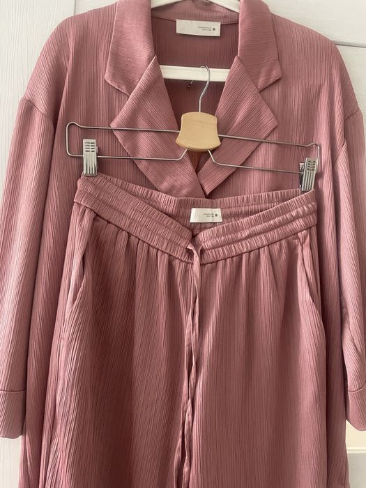 Сатениран костюм на Zara