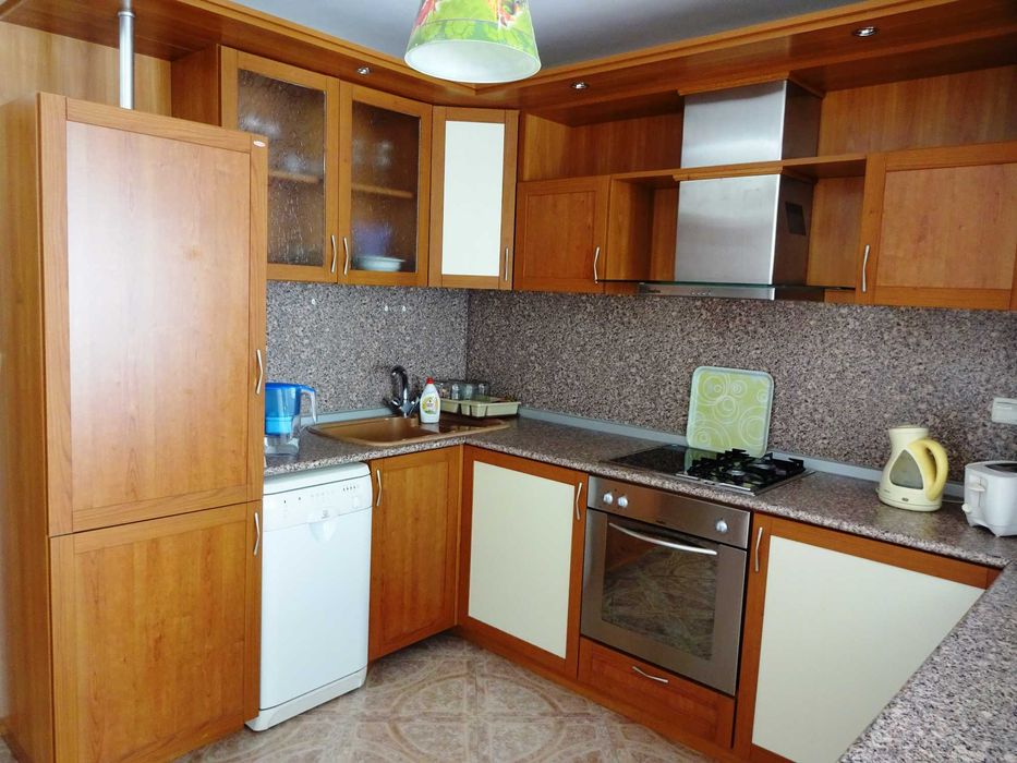 Дава се под наем Тристаен апартамент в Варна, Бриз - 92 кв.м за 561 € - Снимка #1