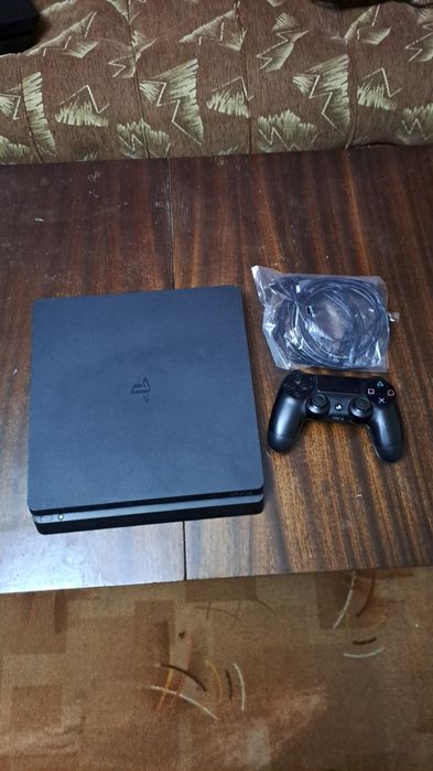 Продавам ps4 slim