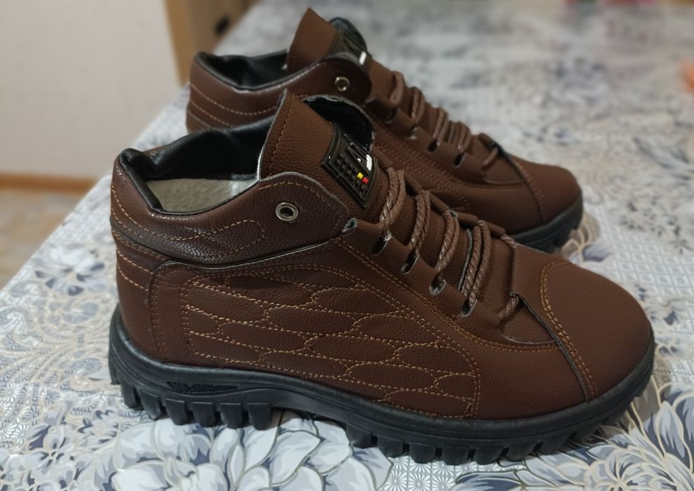 Продаю мужские ботинки.