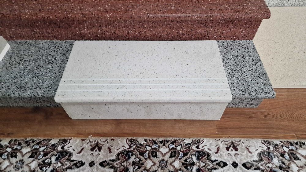 Aglomeratdan tayyor zinalar travertin va granit ko'rinishga ega