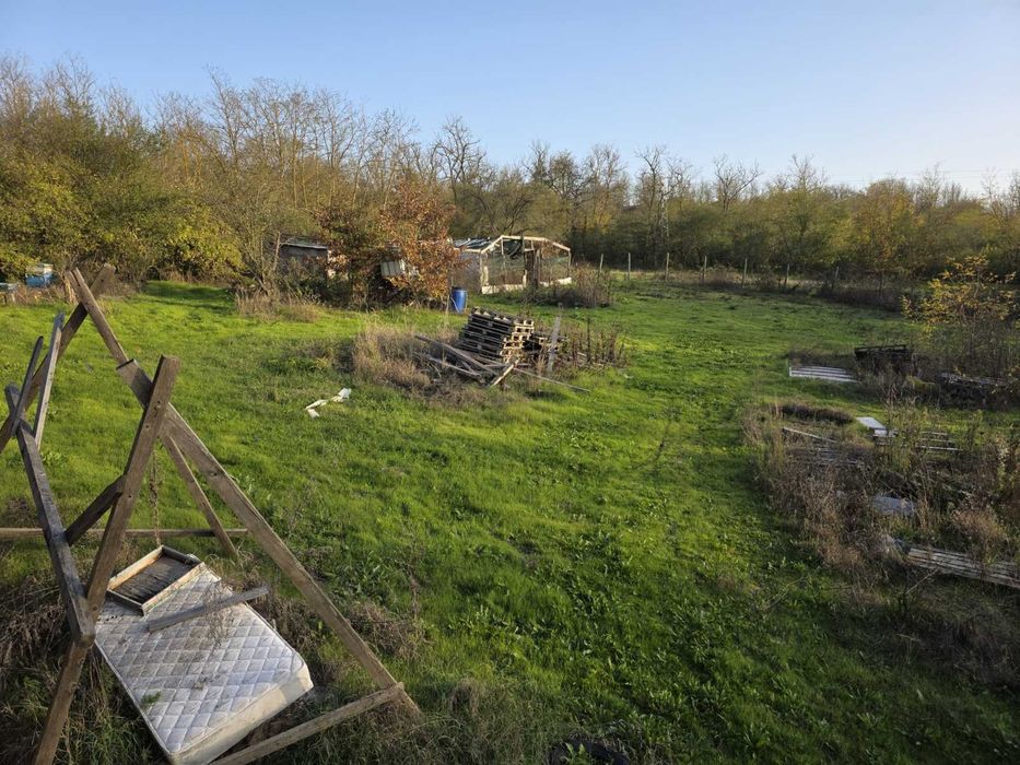 Дворно място с малка постройка