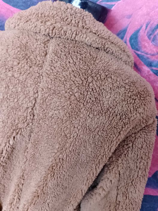 Кафяво пухкаво палто до коляното с коланче Л