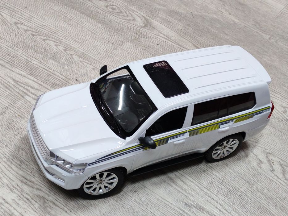 Продаётся Тойота ланд крузер крузак 200. Машина радио управлением 6+