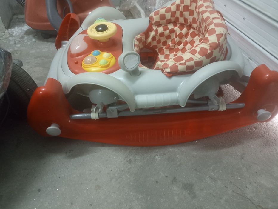 Детски и бебешки аксесоари и играчки.