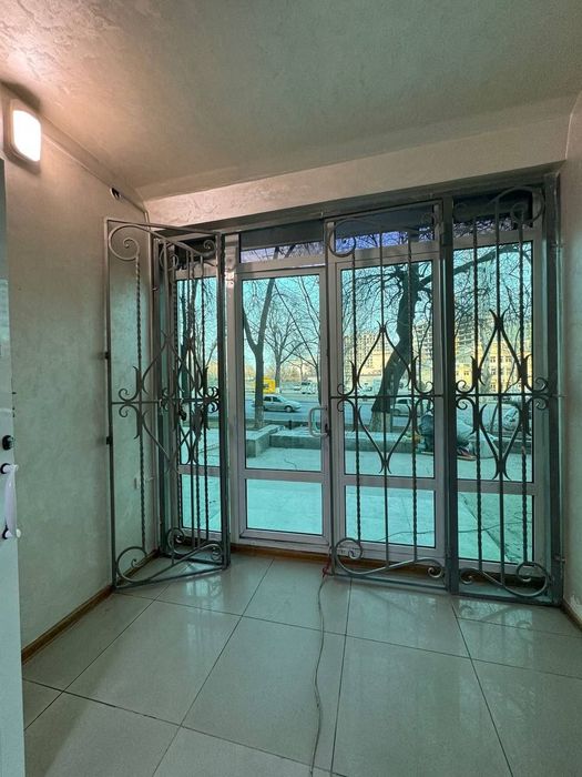 Аренда офиса с площадью: 90 м²  первая линия вдоль дороги. Ул. Бабура