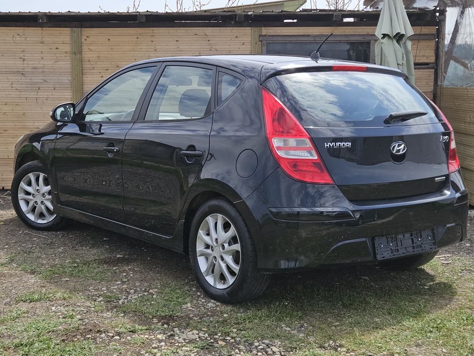 Hyundai i30 1.6 CRDi 2011 Euro 5 Incalzire scaune  Semi piele Climatronic AC Jante aliaj r16 Diesel consum mic hatchback oglinzi electrice  comenzi vo