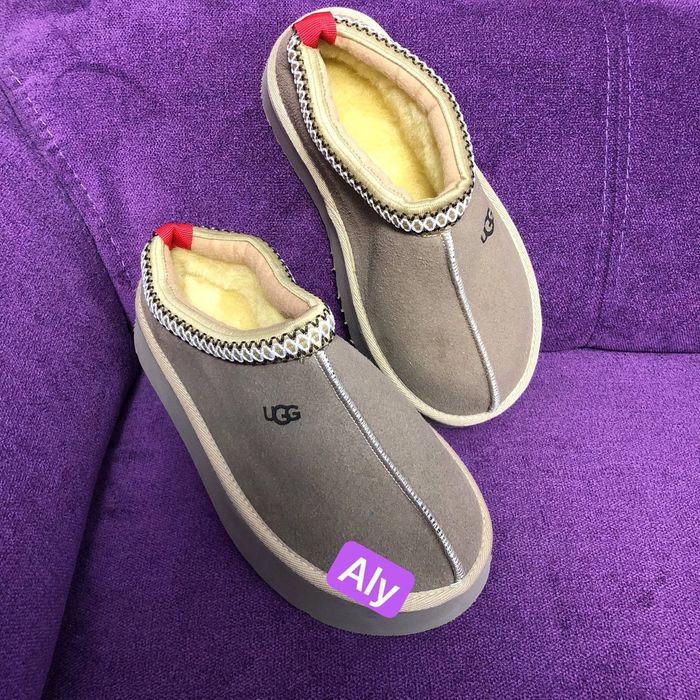 Vând UGG tazz noi