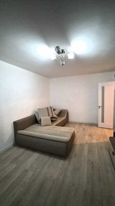Inchiriez apartament 3 camere ultracentral - zona Romal - Campina