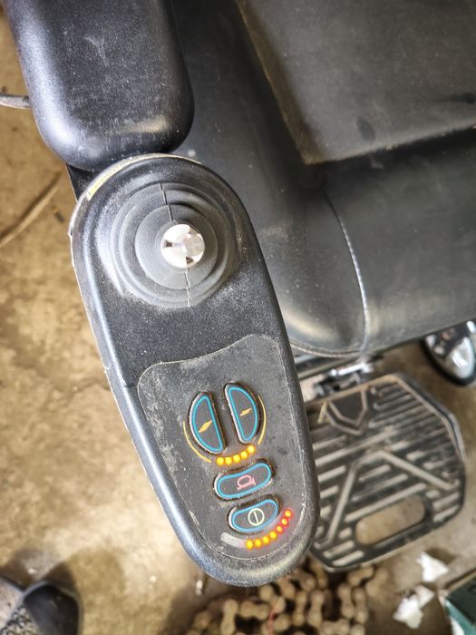 Cărucior electric persoane cu dizabilitati