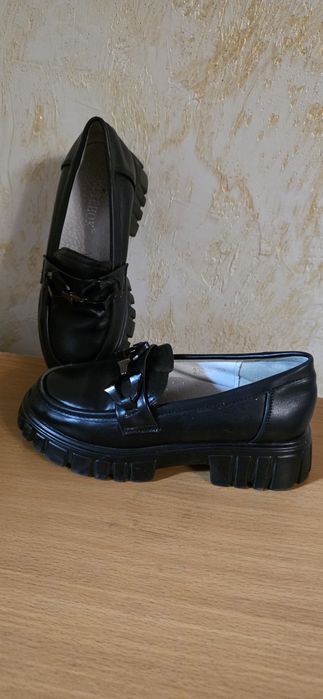 Продам лоферы (туфли) 32р бу