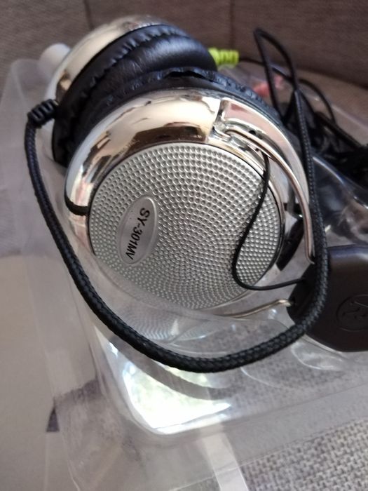 Слушалки с микрофон.