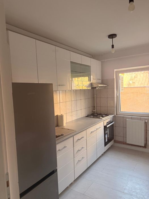 Apartament Central (Piata Mica), 3 camere decomandate, 2 balcoane, centrala proprie, etaj 1