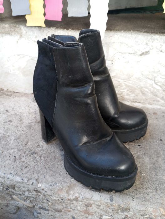 Дамски актуални боти 36 номер.