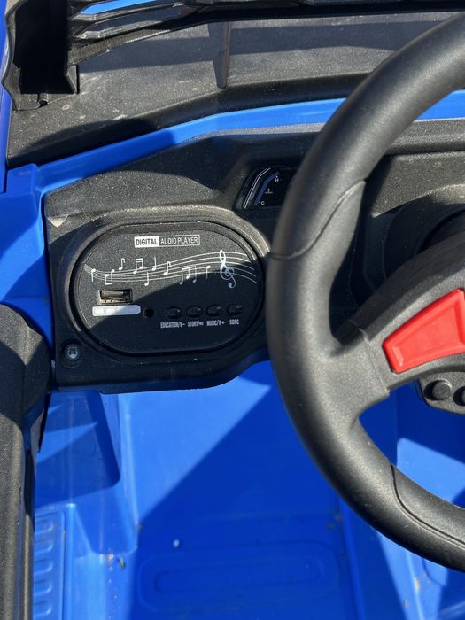 Masina cu telecomanda pentru copii