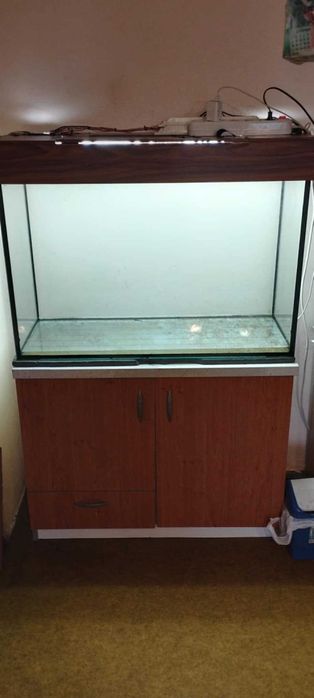 Продавам аквариум с шкаф и осветление