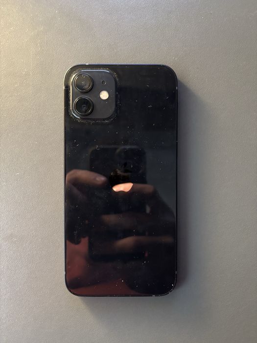 Iphone 12 negru.