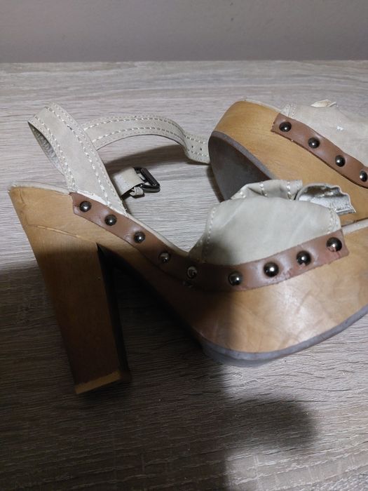 Дамски сандали на висок ток