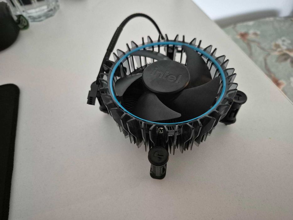 Cooler stock Intel Laminar LGA 1700