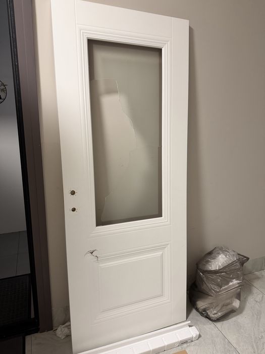 Дверь чуть поврежденная стекло и само полотно