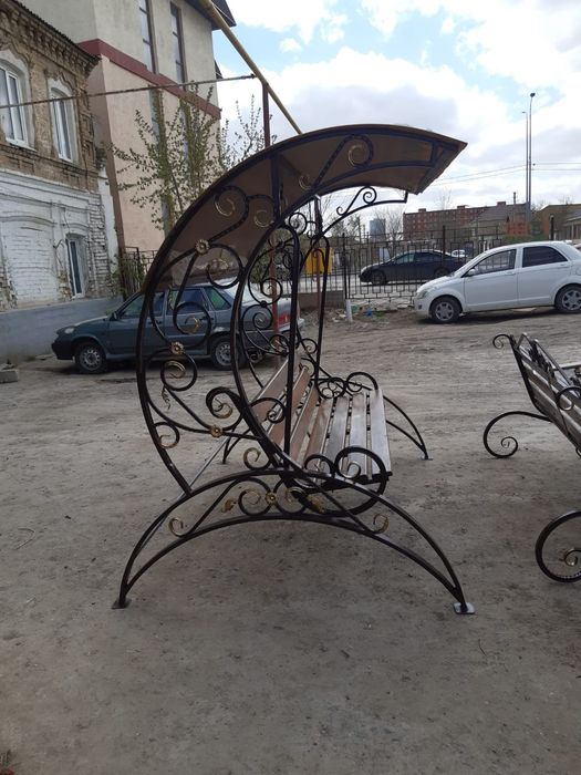 Скамейки и качели