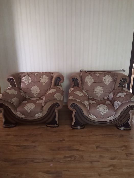 Диван, тройка. В гостинную.