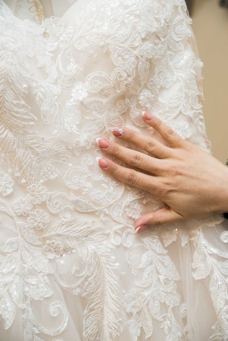 Булчинска рокля в кремаво-бял цвят