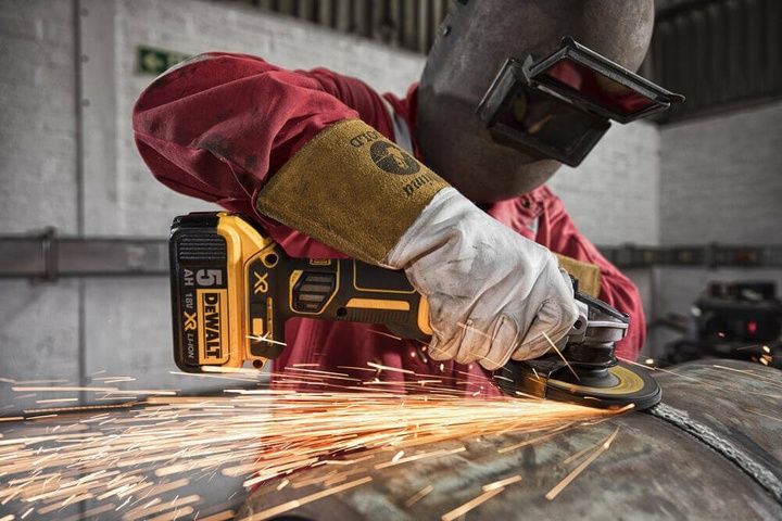 Аккумуляторная бесщеточная угловая шлифмашина болгарка DeWalt DCG405P3