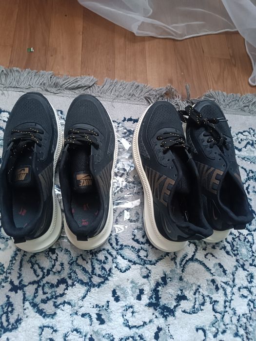 Nike кросовки фирменный.
