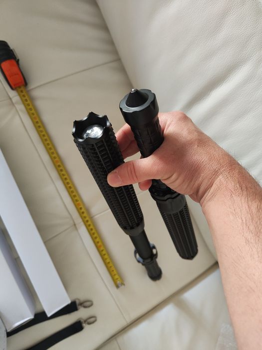 Baston Telescopic Police cu Lanterna LED Fabricat din Metal Premium și aliaj aluminiu 45 cm deschis / 34 cm inchis