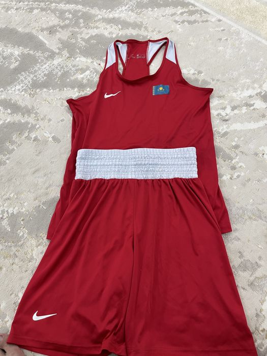 Продам боксерские перчатки,шлемы Wesing новые,боксерка,формы