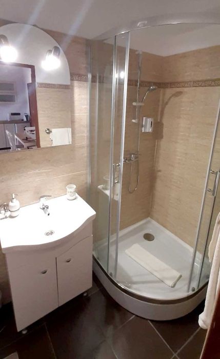 Casa cu trei apartamente separate amenajate si inchiriate in regim hotelier