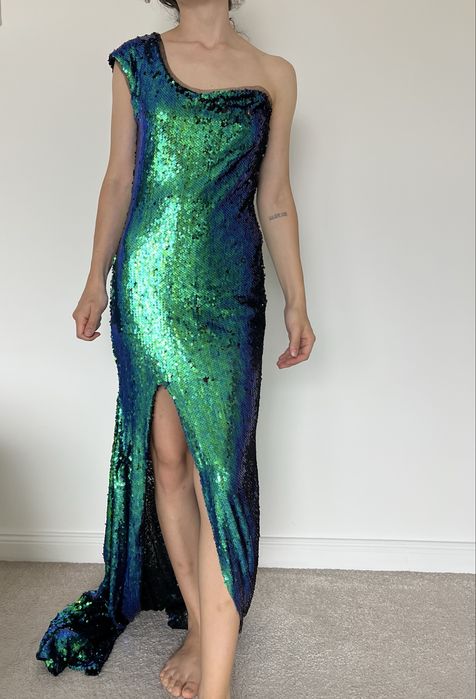 Rochie de seara cu trena si paiete marimea M