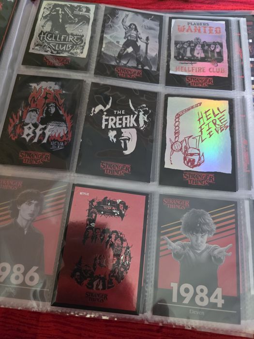 Stranger Things Panini album + 131 Cartonase